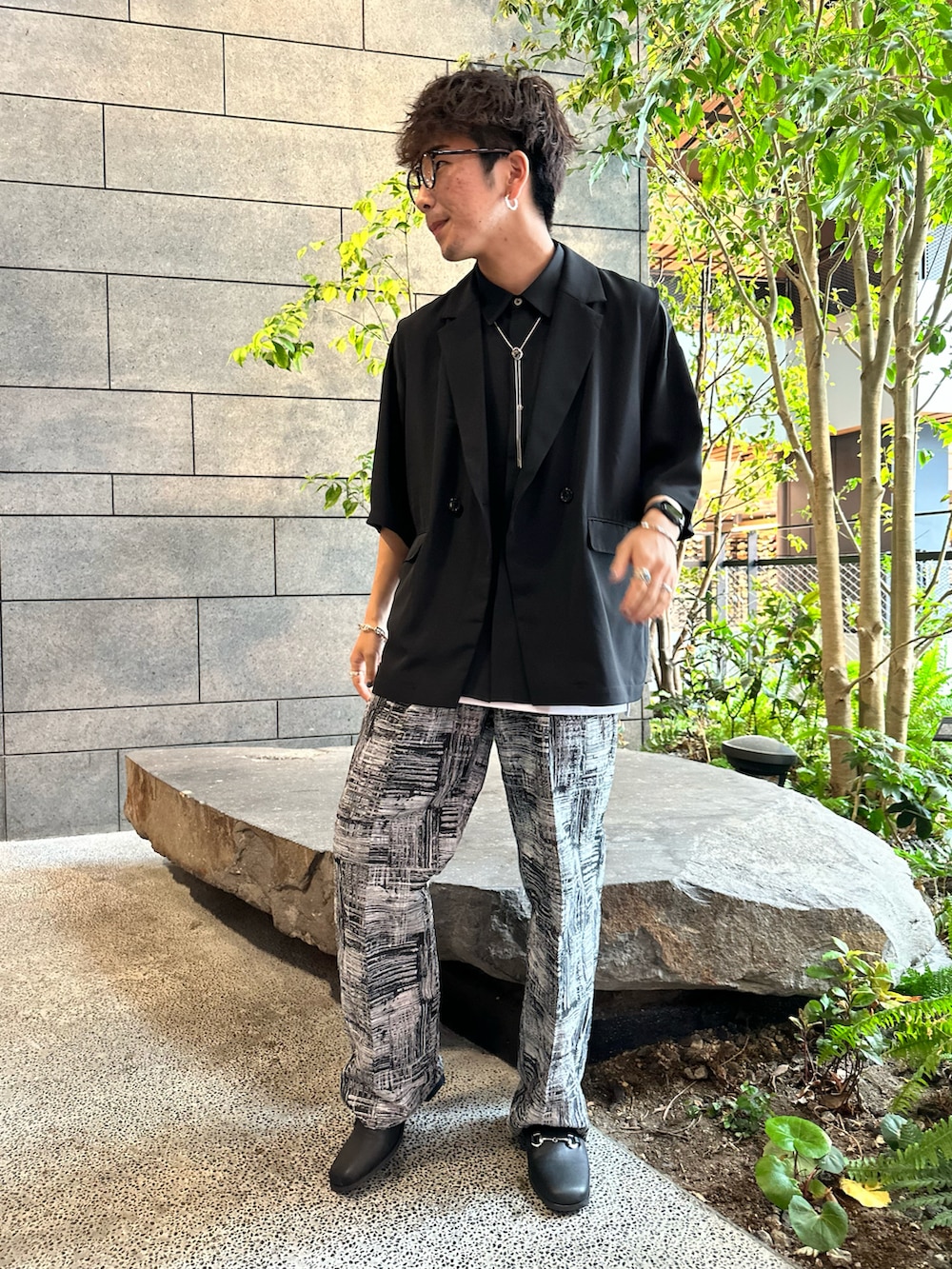 「ジレ、ブラック、オトナカジュアル、ワイドパンツ、メンズファッション、シャツコーデ、ジャケット、ベスト」｜「tk.TAKEO KIKUCHIのスクエアヒールミュール（サンダル、ブラック系）」を使った、翔ちゃんさん（メンズ・170cm）の春コーディネートの3枚目の写真
