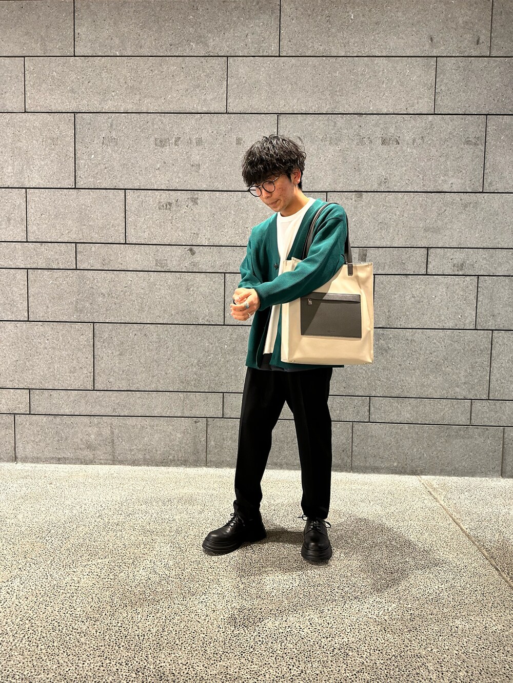 「ラフ、カーディガンコーデ、綺麗めカジュアル、通学コーデ、大学生風」|「tk.TAKEO KIKUCHIのサフィアーノ2WAYトートバッグ(トートバッグ、ベージュ系)」を使った、翔ちゃんさん(メンズ・170cm)の冬コーディネートの2枚目の写真
