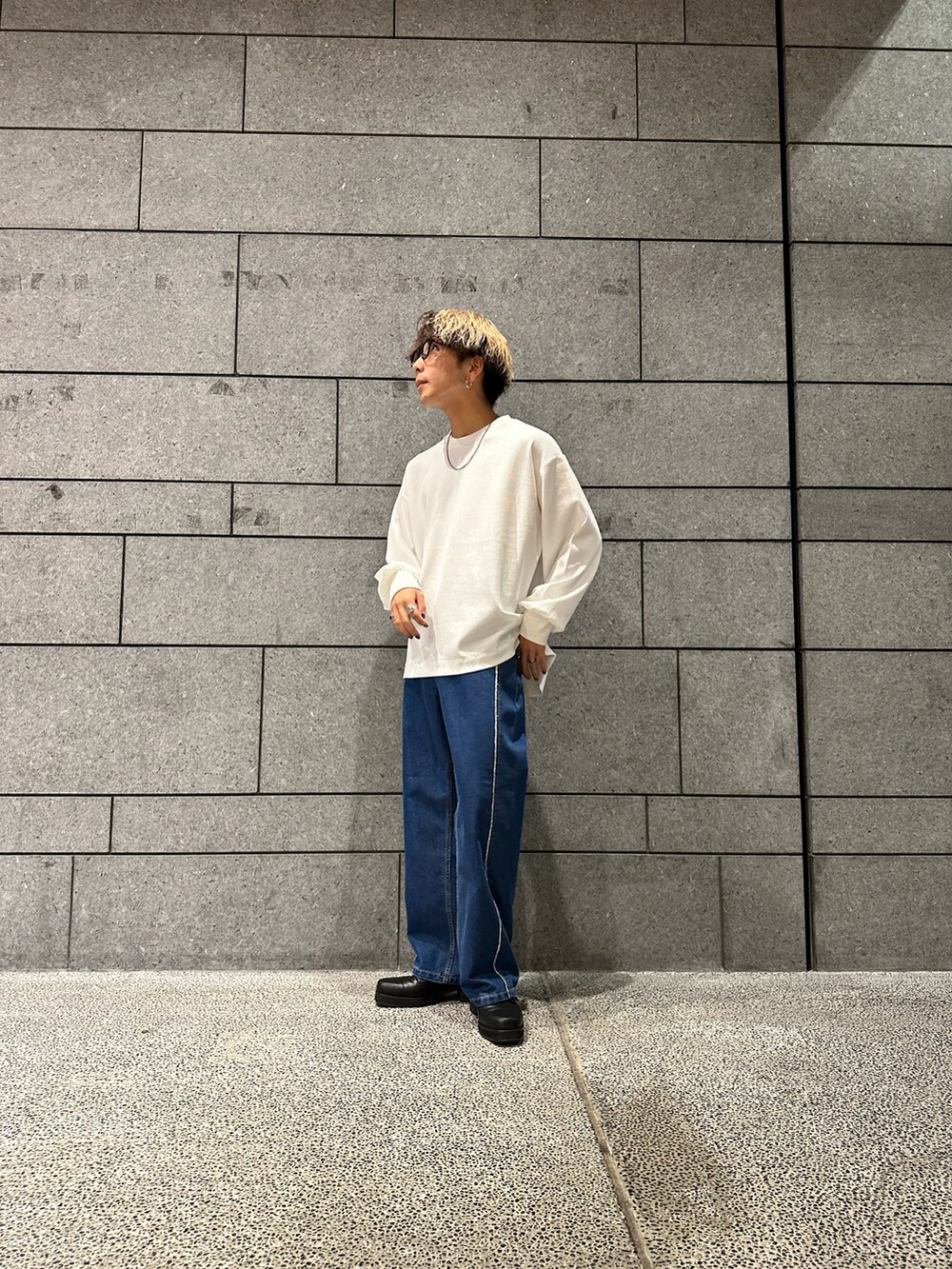 「カジュアルコーデ、秋コーデ、デニム、デニムパンツ、ワッフル、ロンT、ラフ、お出かけコーデ、フリンジ」｜「tk.TAKEO KIKUCHIのリアルレザー3ホールヒールシューズ（その他シューズ、ブラック系）」を使った、翔ちゃんさん（メンズ・170cm）の夏コーディネートの3枚目の写真