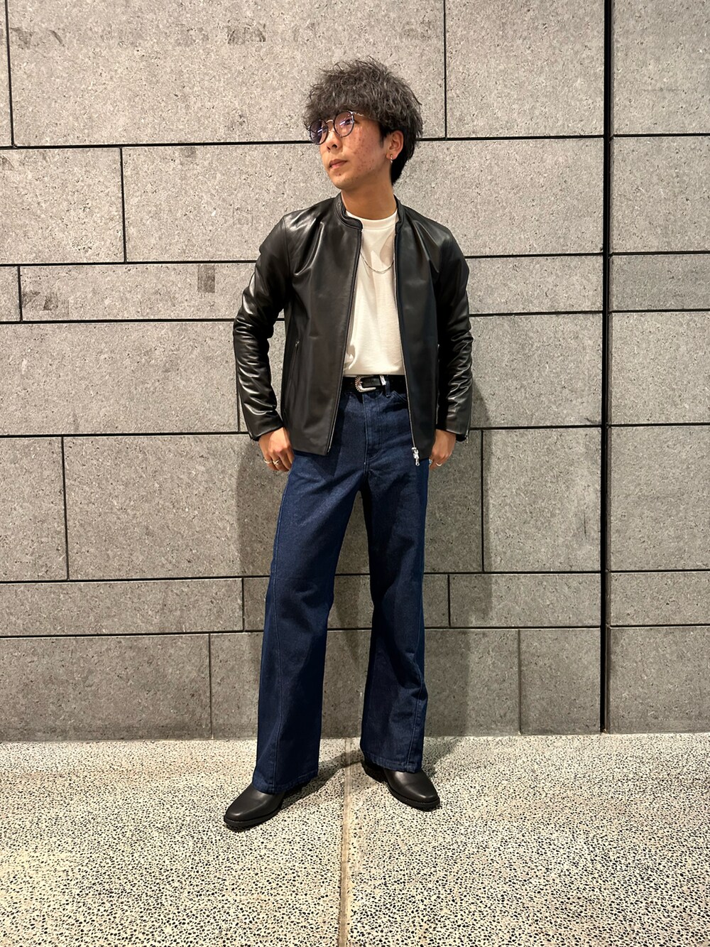「シンプルコーデ、大人カジュアル、春コーデ、ジャケット、デニム、ロンT、革靴」｜「tk.TAKEO KIKUCHIの【日本製】はりぷる長袖カットソー（Tシャツ/カットソー、ホワイト系）」を使った、翔ちゃんさん（メンズ・170cm）の春コーディネートの2枚目の写真