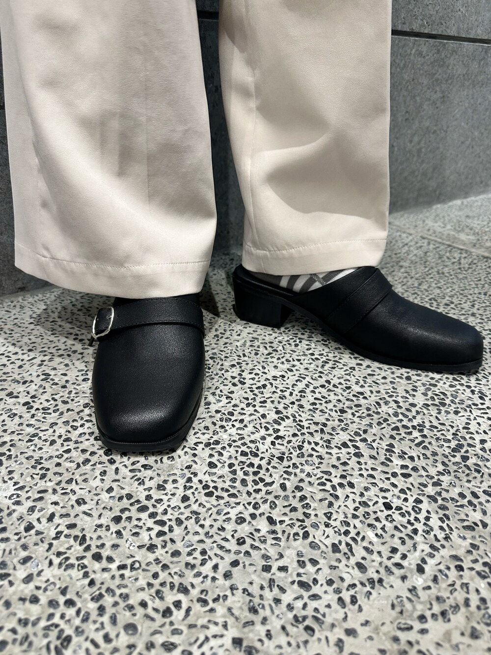 「オトナカジュアル、シンプルコーデ、夏コーデ、メンズファッション、シンプルスタイル」｜「tk.TAKEO KIKUCHIのカラーワイドフレアパンツ（その他パンツ、ホワイト系）」を使った、翔ちゃんさん（メンズ・170cm）の夏コーディネートの5枚目の写真