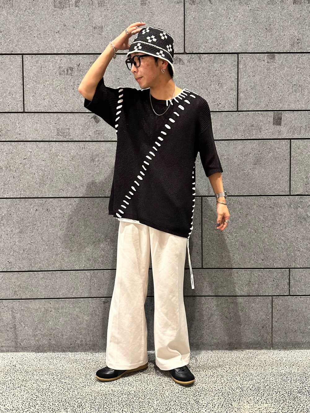 「メッシュバッグ、ニット、ステッチ、夏コーデ、カラーパンツ」｜「tk.TAKEO KIKUCHIのGERMAN TRAINER 別注レザースニーカー（スニーカー、ブラック系）」を使った、翔ちゃんさん（メンズ・170cm）の春コーディネートの2枚目の写真