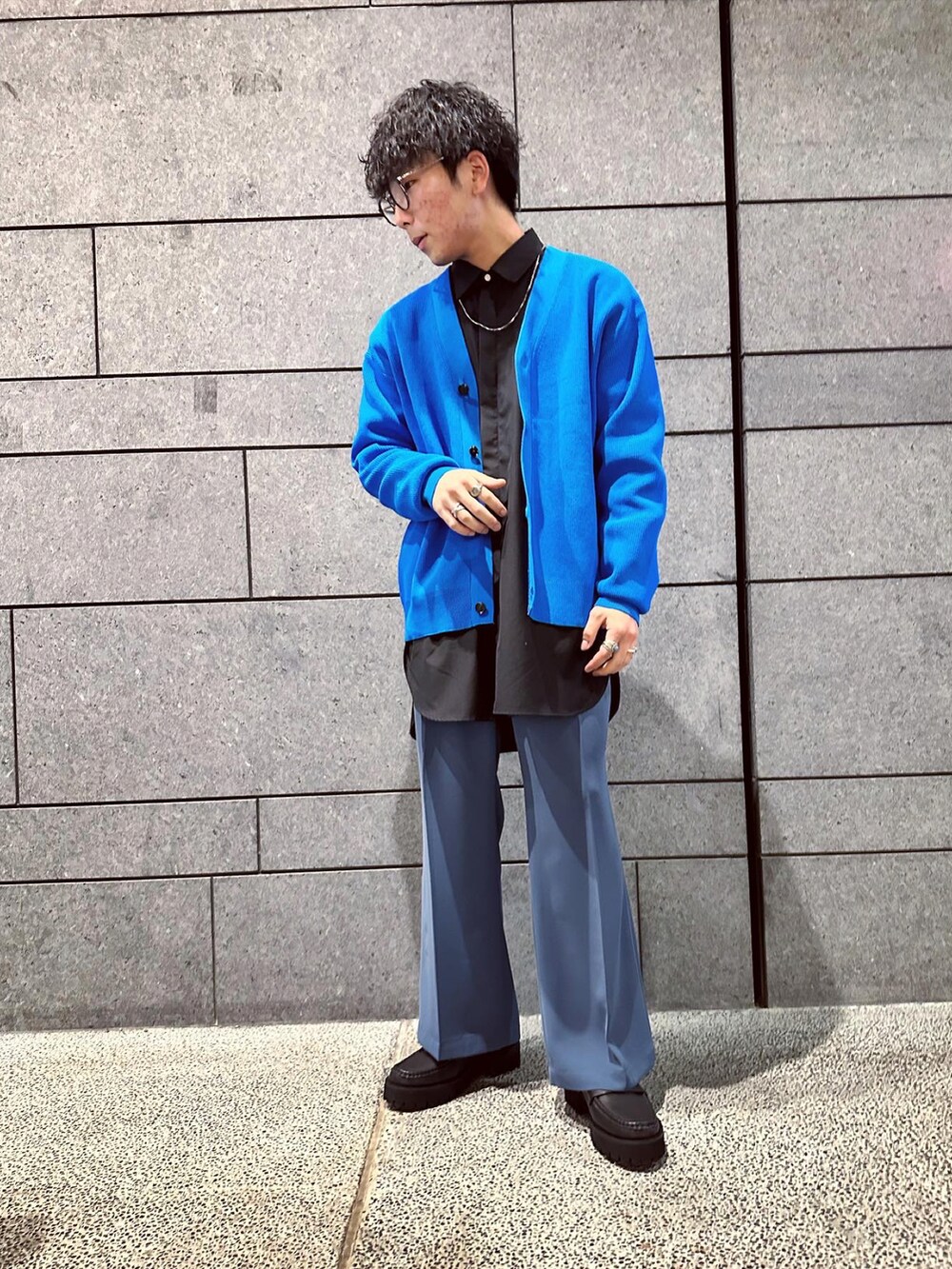 「きれいめカジュアル、春コーデ、ワイドパンツ、メガネ男子、フレアパンツ、ブルーコーデ、春夏コーデ」｜「tk.TAKEO KIKUCHIのスプリングニットカーディガン（カーディガン/ボレロ、ブルー系）」を使った、翔ちゃんさん（メンズ・170cm）の冬コーディネートの3枚目の写真