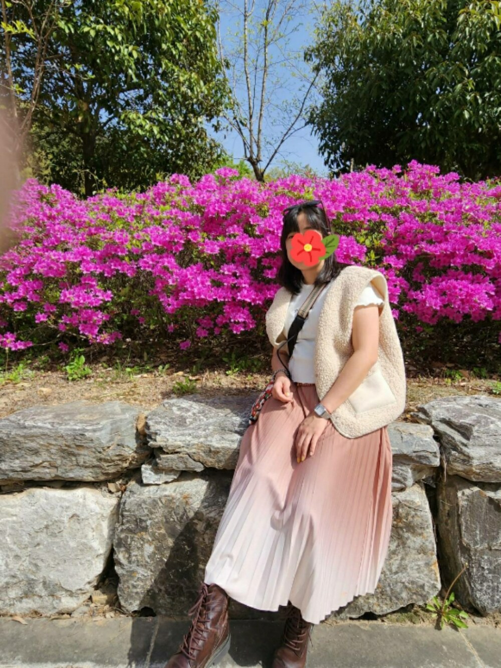 ブルー系のデニムパンツ、ベージュ系のその他トップス、ブルー系のストール/ショールを着用したレディースの秋コーディネートの3枚目の写真