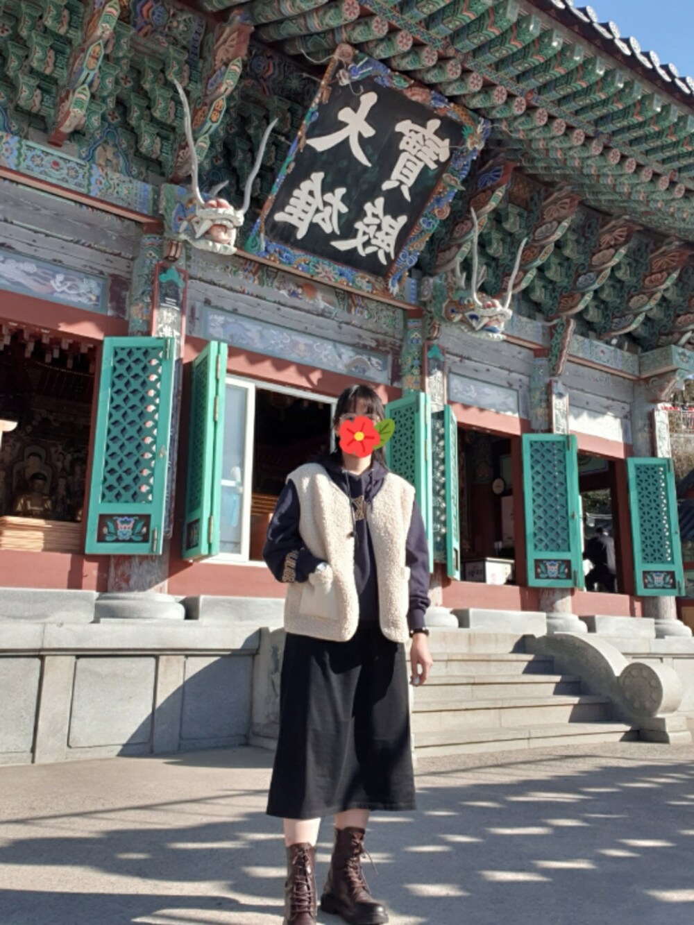 ブルー系のデニムパンツ、ベージュ系のその他トップス、ブルー系のストール/ショールを着用したレディースの秋コーディネートの2枚目の写真