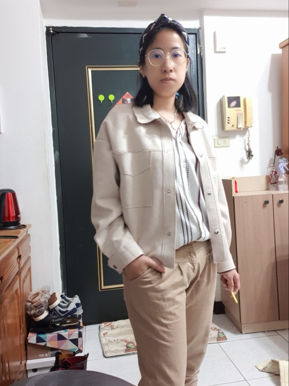 ブルー系のその他トップス、グリーン系のカーゴパンツ、グリーン系のブルゾンを着用したレディースの春コーディネートの5枚目の写真