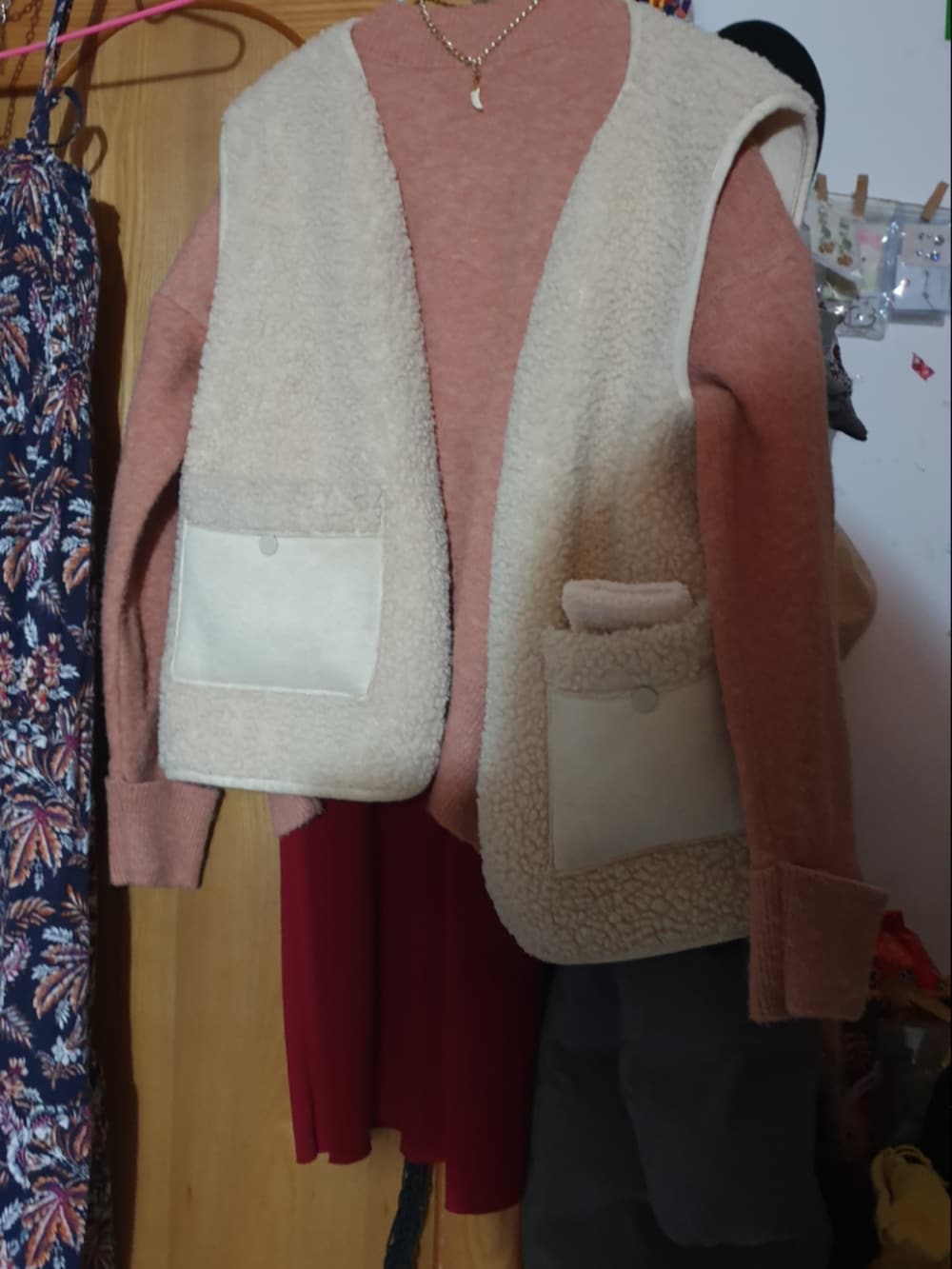 ブルー系のその他トップス、グリーン系のカーゴパンツ、グリーン系のブルゾンを着用したレディースの春コーディネートの3枚目の写真