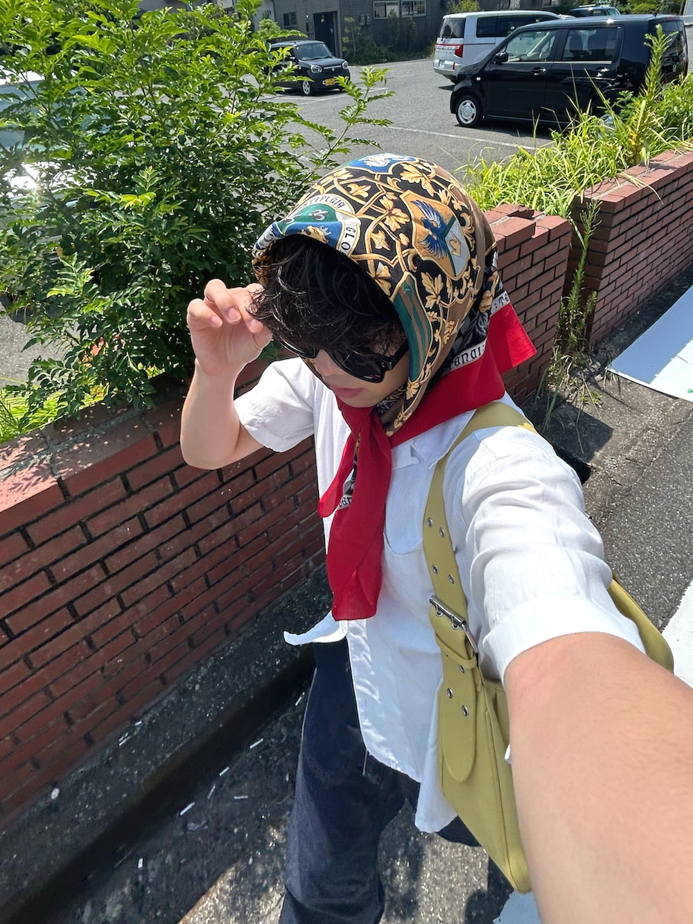 ホワイト系のシャツ/ブラウス、ブルー系のデニムパンツ、イエロー系のハンドバッグを着用したメンズの夏コーディネートの4枚目の写真
