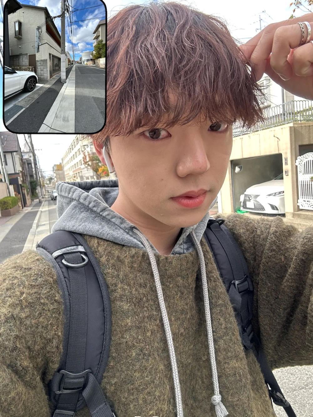 グリーン系のニット/セーター、ブルー系のデニムパンツ、ブラック系のローファーを着用したメンズの冬コーディネートの3枚目の写真