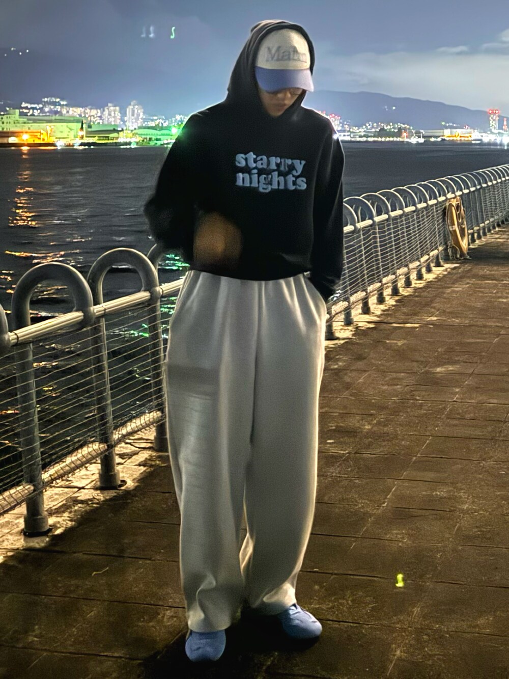 ブルー系のパーカー、グレー系のスウェットパンツ、ブルー系のスニーカーを着用したメンズの秋コーディネートの2枚目の写真