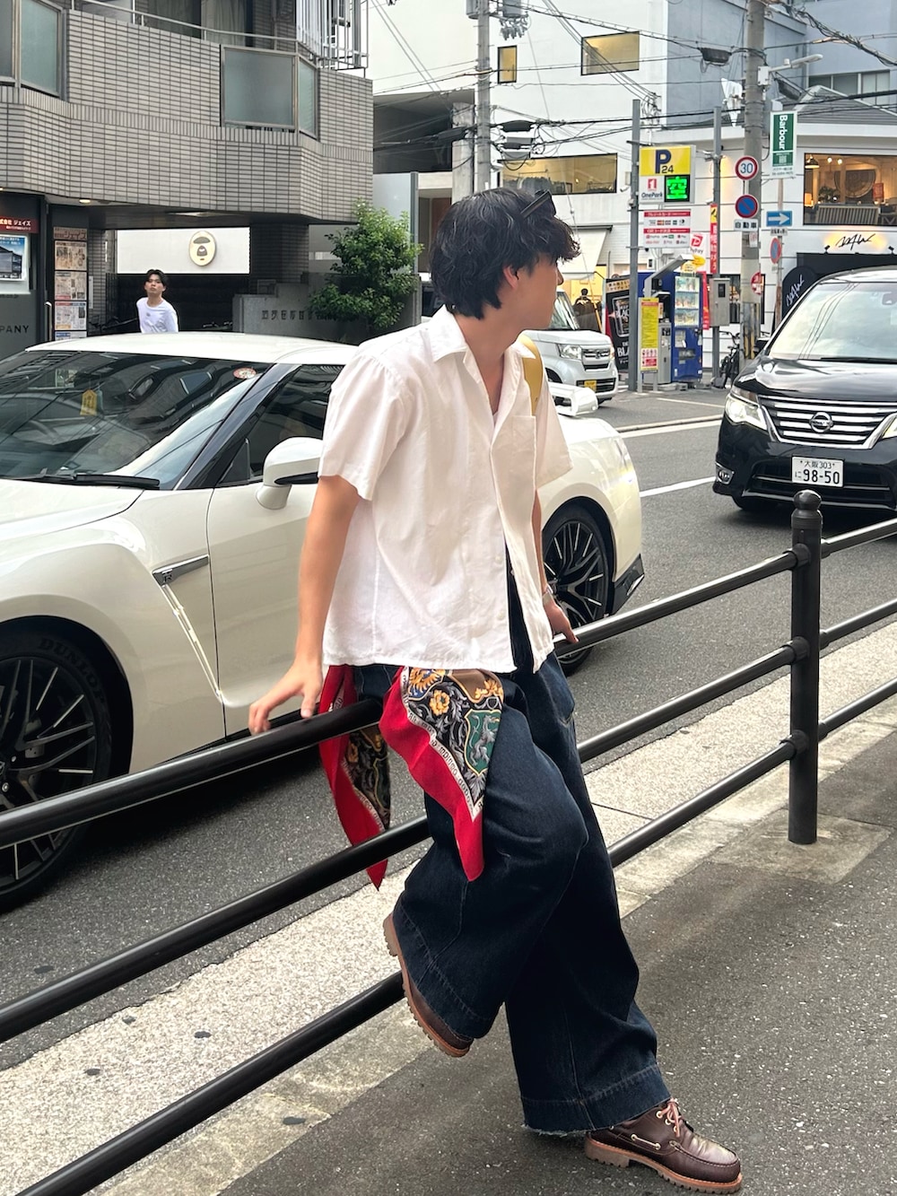 ホワイト系のシャツ/ブラウス、ブルー系のデニムパンツ、イエロー系のハンドバッグを着用したメンズの夏コーディネートの2枚目の写真