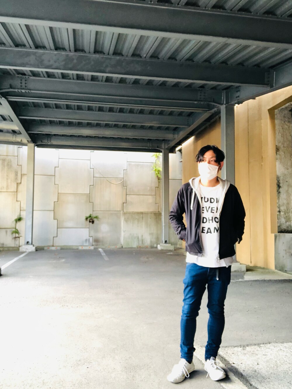 ブラック系のブルゾン、ベージュ系のスニーカーを着用したメンズの秋コーディネートの2枚目の写真