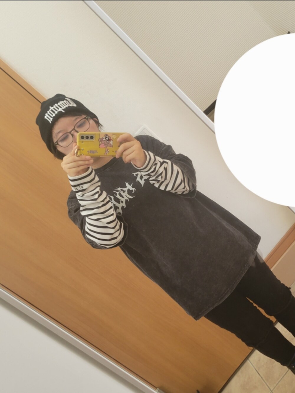 ブラック系のパンツを着用したレディースの秋コーディネートの3枚目の写真
