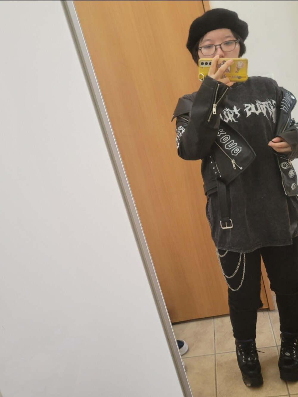 ブラック系のパンツを着用したレディースの秋コーディネートの2枚目の写真