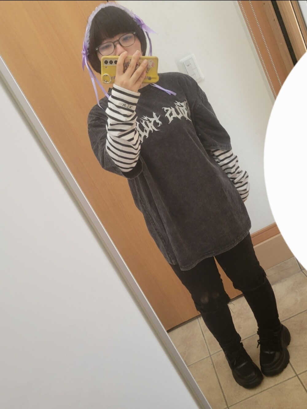ブラック系のパンツを着用したレディースの秋コーディネートの4枚目の写真