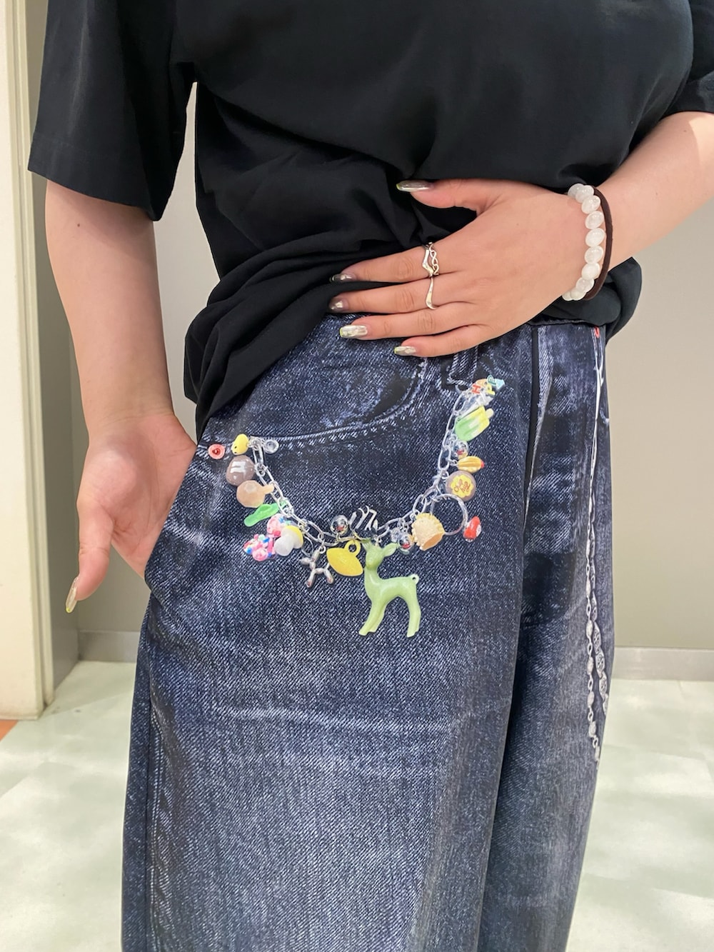「guernika、JUGGLER、talking about abstraction」｜「TALKING ABOUT THE ABSTRACTIONのTALKING ABOUT THE ABSTRACTION/トーキングアバウトジアブストラクション/別注 PRINT DENIM WITH CHAIN（その他パンツ、ブラック系）」を使った、runaさん（レディース・159cm）の夏コーディネートの2枚目の写真