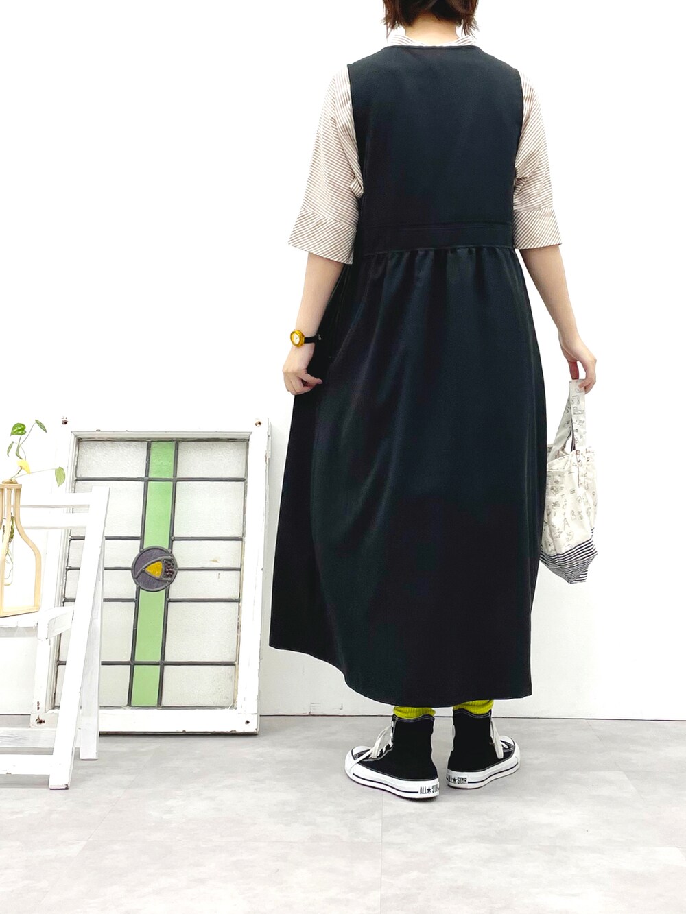 ベージュ系のシャツ/ブラウス、ブラック系のジャンパースカート、イエロー系のソックス/靴下を着用したレディースの秋コーディネートの3枚目の写真