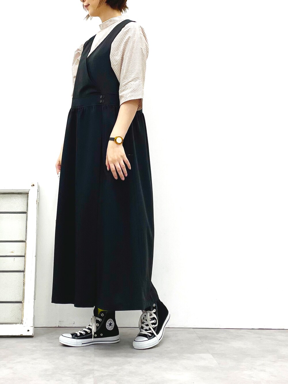 ベージュ系のシャツ/ブラウス、ブラック系のジャンパースカート、イエロー系のソックス/靴下を着用したレディースの秋コーディネートの2枚目の写真