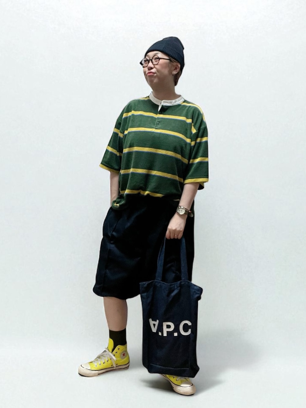 グリーン系のTシャツ/カットソー、イエロー系のスニーカー、ブルー系のパンツを着用したレディースの夏コーディネートの2枚目の写真