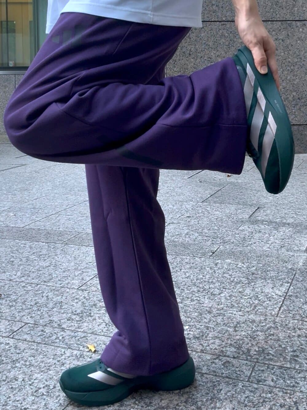 ホワイト系のショルダーバッグ、ホワイト系のTシャツ/カットソー、パープル系のトップスを着用したメンズの秋コーディネートの6枚目の写真