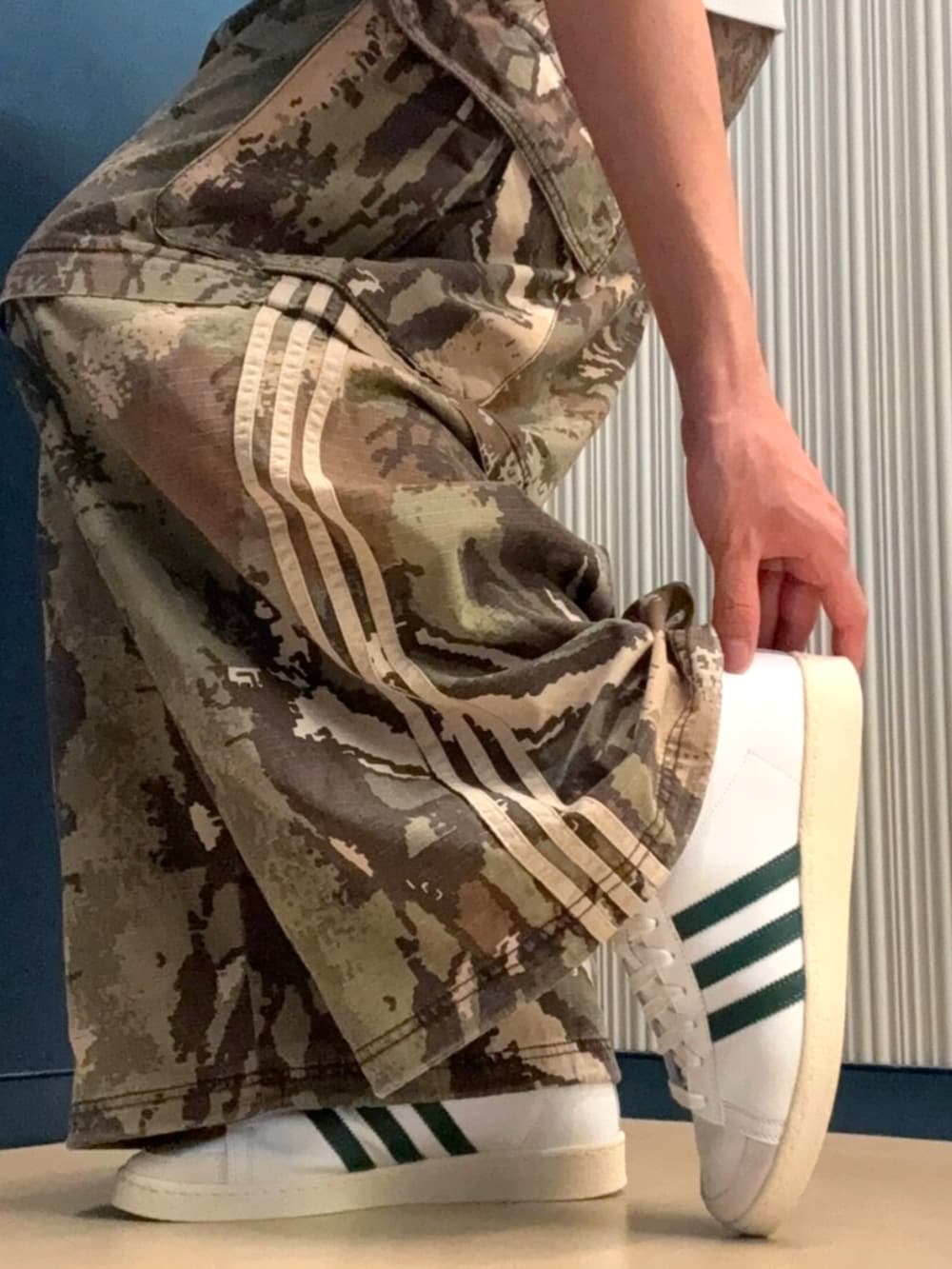 Kncnさんの「アディカラー オーバーサイズTシャツ / アディダスオリジナルス adidas Originals（adidas）」を使ったコーディネートの6枚目の写真