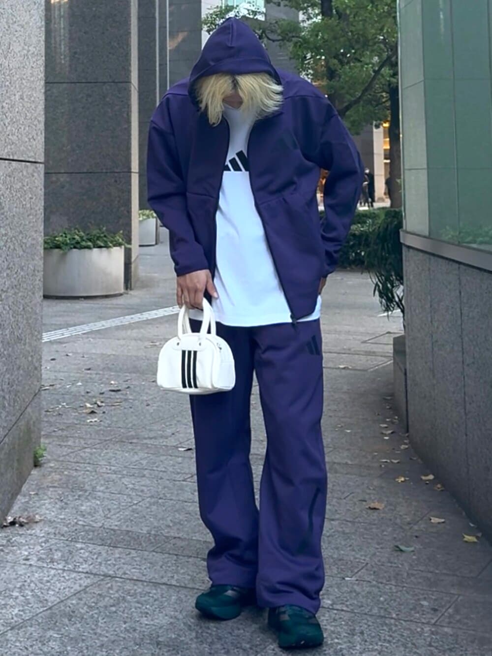 ホワイト系のショルダーバッグ、ホワイト系のTシャツ/カットソー、パープル系のトップスを着用したメンズの秋コーディネートの2枚目の写真