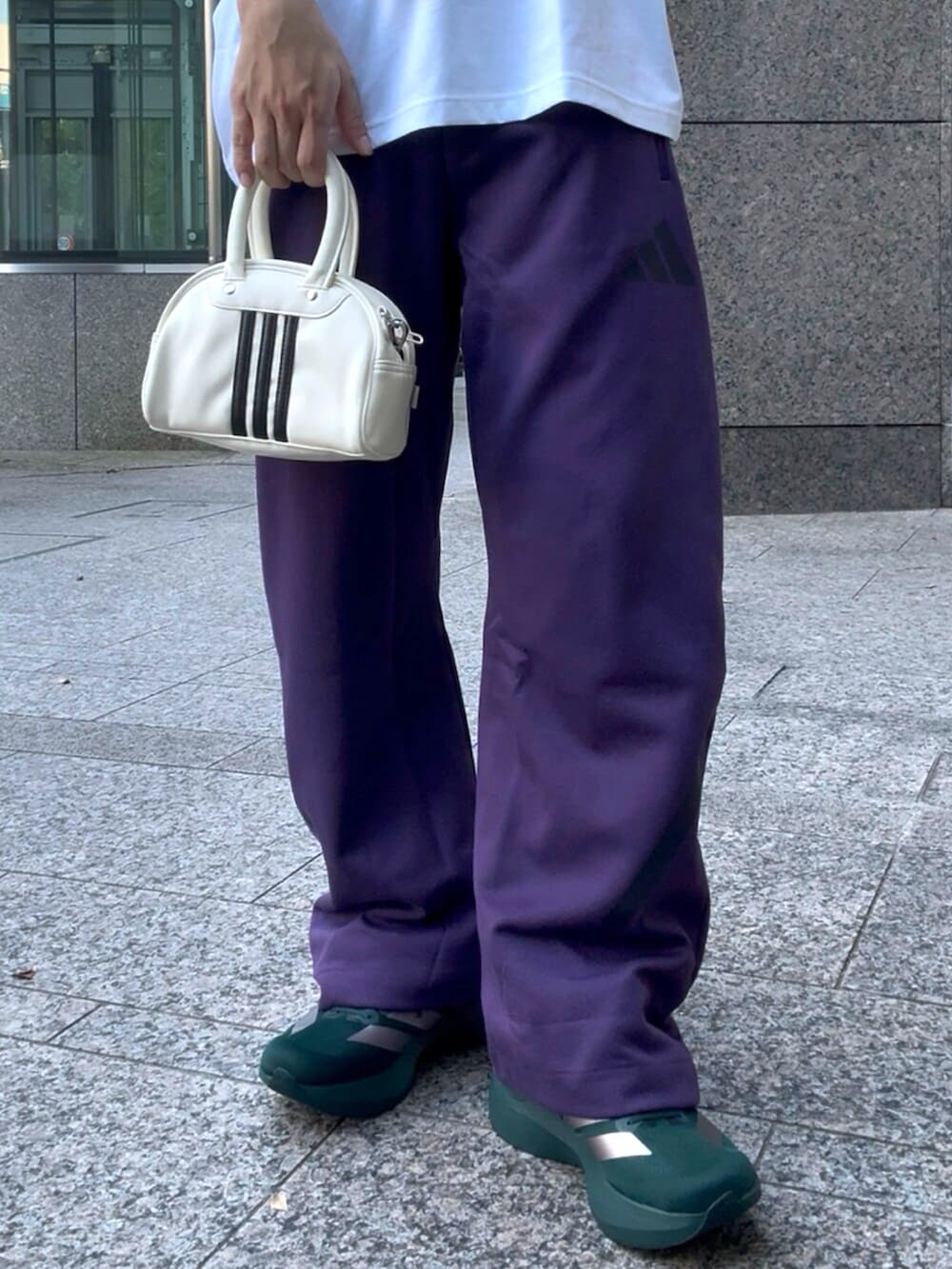 ホワイト系のショルダーバッグ、ホワイト系のTシャツ/カットソー、パープル系のトップスを着用したメンズの秋コーディネートの5枚目の写真