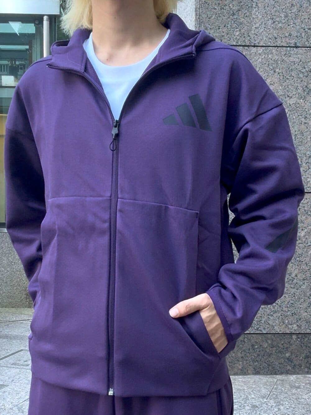 ホワイト系のショルダーバッグ、ホワイト系のTシャツ/カットソー、パープル系のトップスを着用したメンズの秋コーディネートの4枚目の写真