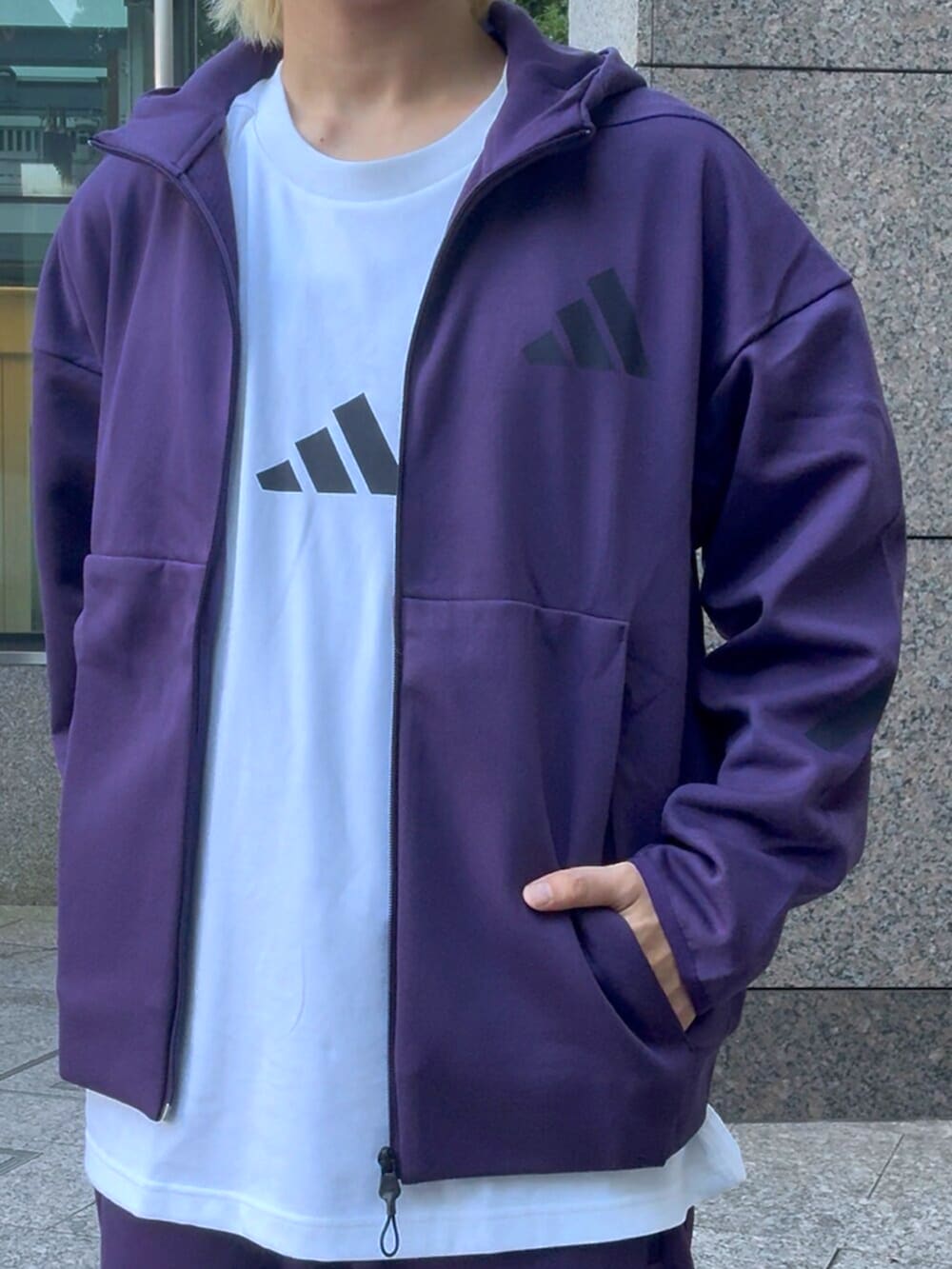 ホワイト系のショルダーバッグ、ホワイト系のTシャツ/カットソー、パープル系のトップスを着用したメンズの秋コーディネートの3枚目の写真