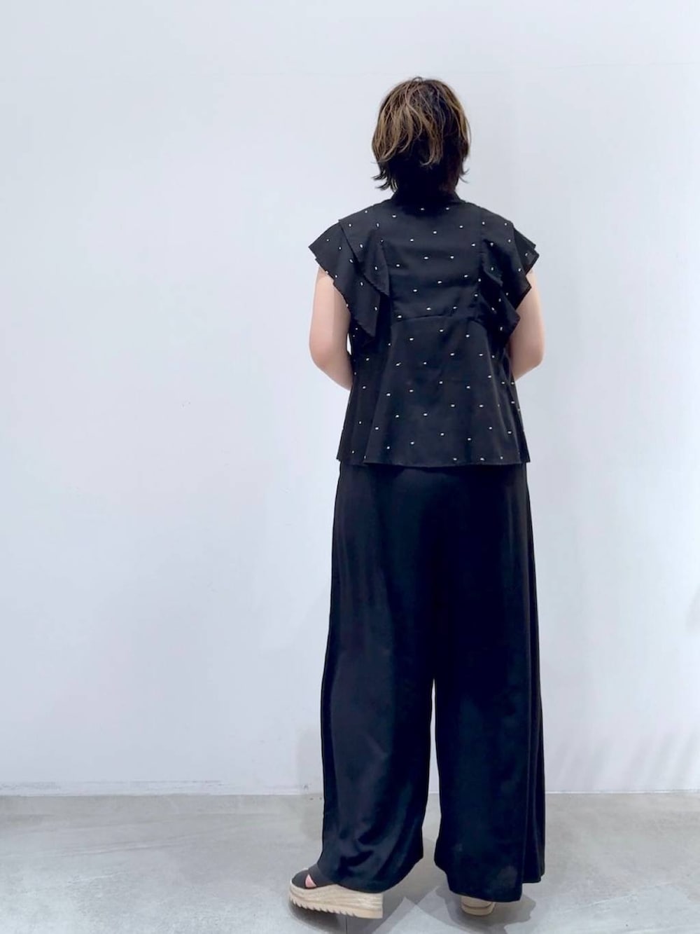 ブラック系のその他パンツ、ブラック系のその他パンツ、シルバー系のトートバッグを着用したレディースの夏コーディネートの2枚目の写真