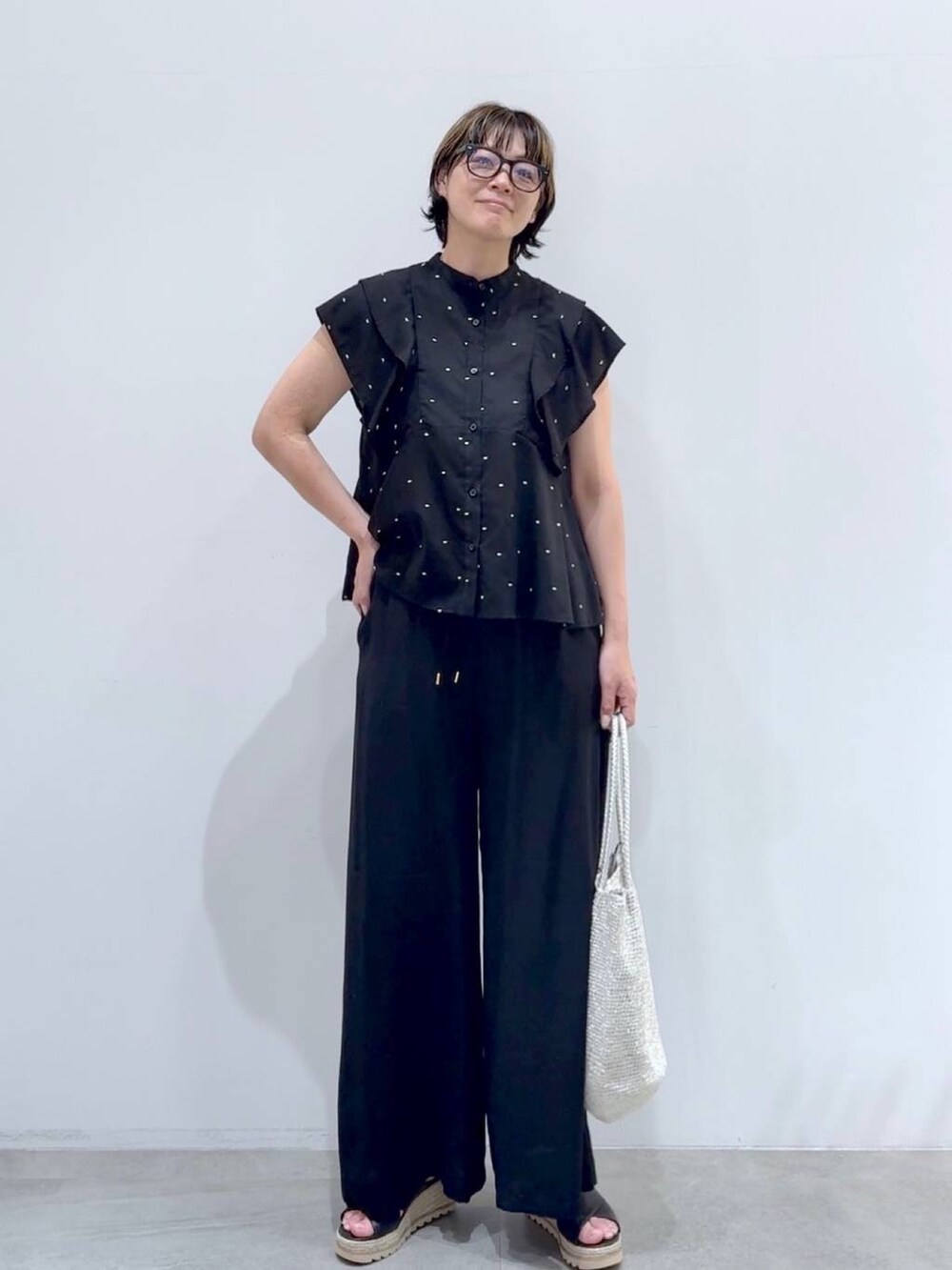 ブラック系のその他パンツ、ブラック系のその他パンツ、シルバー系のトートバッグを着用したレディースの夏コーディネートの5枚目の写真
