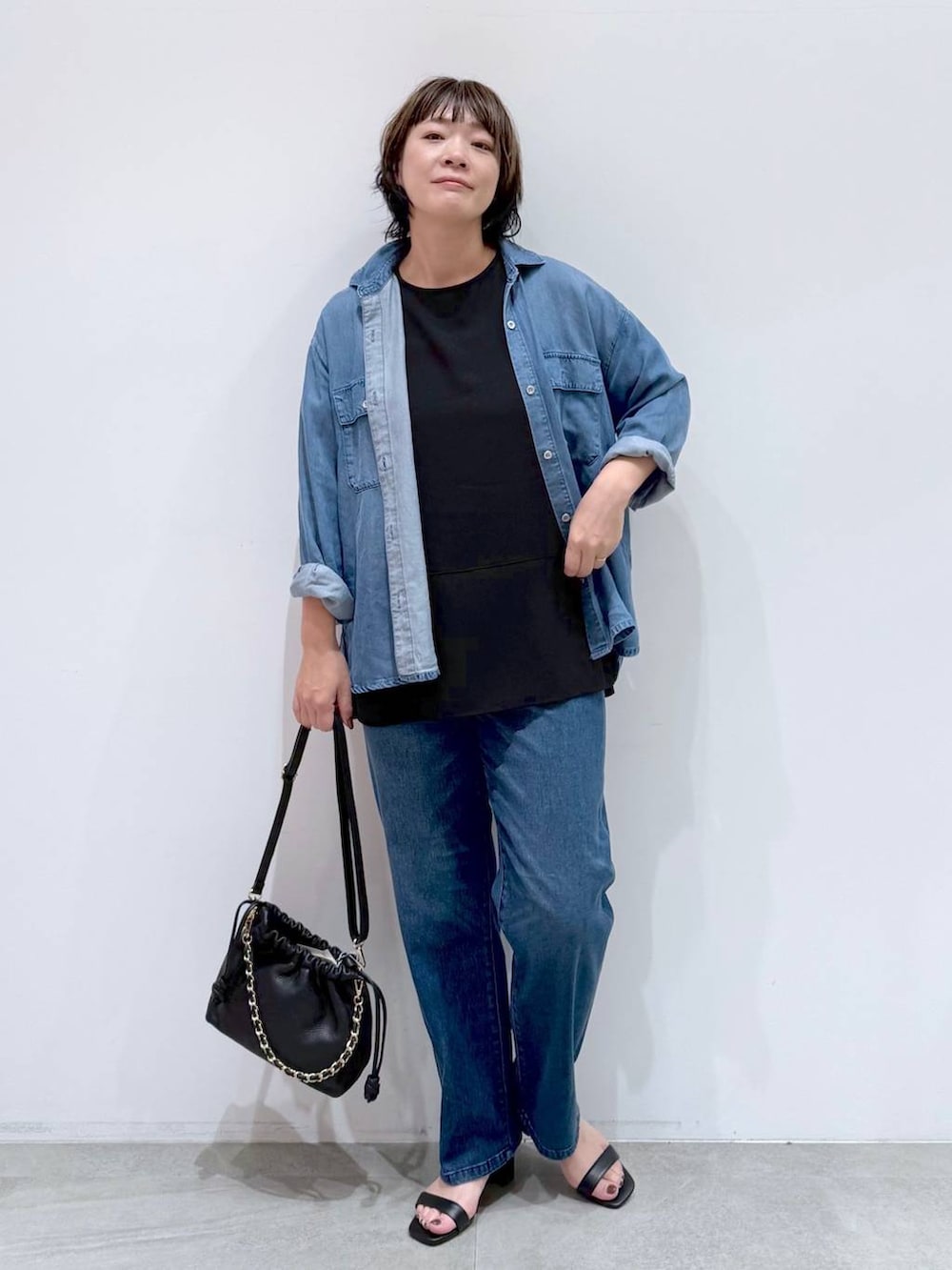 「体型カバー、着痩せ・細見え、ラフ、ドライタッチ、高触感、抗菌・防臭、軽量、シワ軽減、ウォッシャブル、バッグ、Elura、デニムパンツ、デニムシャツ、シャツ、セットアップ」｜「EluraのサラサラリラクシーTブラウス/321530（シャツ/ブラウス、ブラック系）」を使った、maturi0108さん（レディース・164cm）の夏コーディネートの2枚目の写真
