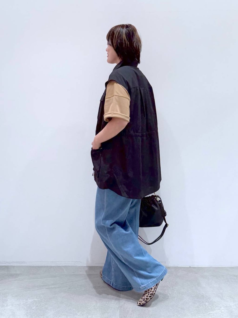 「体型カバー、着痩せ・細見え、ラフ、ドライタッチ、テーパードパンツ、バッグ、Elura、シワ軽減、ウォッシャブル、高触感、抗菌・防臭、軽量」｜「EluraのレザーギャザーBAG/451641（ハンドバッグ、ブラック系）」を使った、maturi0108さん（レディース・164cm）の夏コーディネートの5枚目の写真