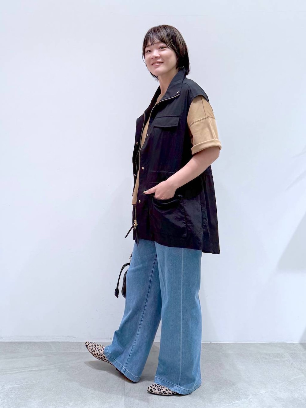 「体型カバー、着痩せ・細見え、ラフ、ドライタッチ、テーパードパンツ、バッグ、Elura、シワ軽減、ウォッシャブル、高触感、抗菌・防臭、軽量」｜「EluraのレザーギャザーBAG/451641（ハンドバッグ、ブラック系）」を使った、maturi0108さん（レディース・164cm）の夏コーディネートの4枚目の写真