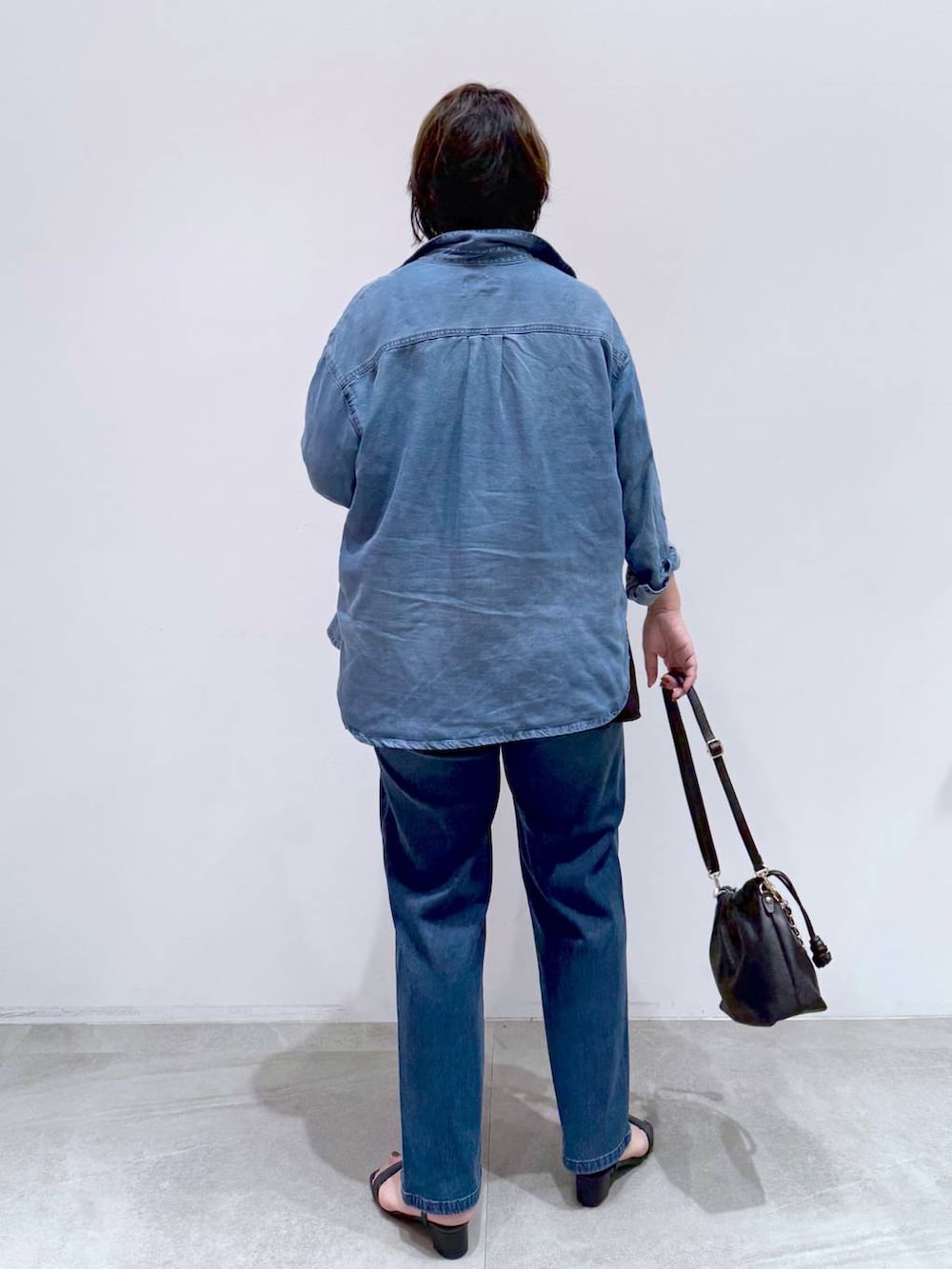 「体型カバー、着痩せ・細見え、ラフ、ドライタッチ、高触感、抗菌・防臭、軽量、シワ軽減、ウォッシャブル、バッグ、Elura、デニムパンツ、デニムシャツ、シャツ、セットアップ」｜「EluraのサラサラリラクシーTブラウス/321530（シャツ/ブラウス、ブラック系）」を使った、maturi0108さん（レディース・164cm）の夏コーディネートの5枚目の写真