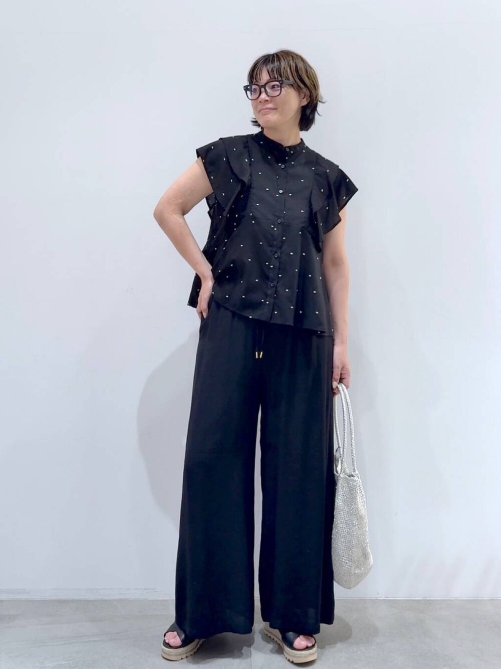 ブラック系のその他パンツ、ブラック系のその他パンツ、シルバー系のトートバッグを着用したレディースの夏コーディネートの6枚目の写真
