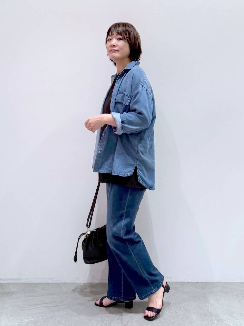 「体型カバー、着痩せ・細見え、ラフ、ドライタッチ、高触感、抗菌・防臭、軽量、シワ軽減、ウォッシャブル、バッグ、Elura、デニムパンツ、デニムシャツ、シャツ、セットアップ」｜「EluraのサラサラリラクシーTブラウス/321530（シャツ/ブラウス、ブラック系）」を使った、maturi0108さん（レディース・164cm）の夏コーディネートの4枚目の写真