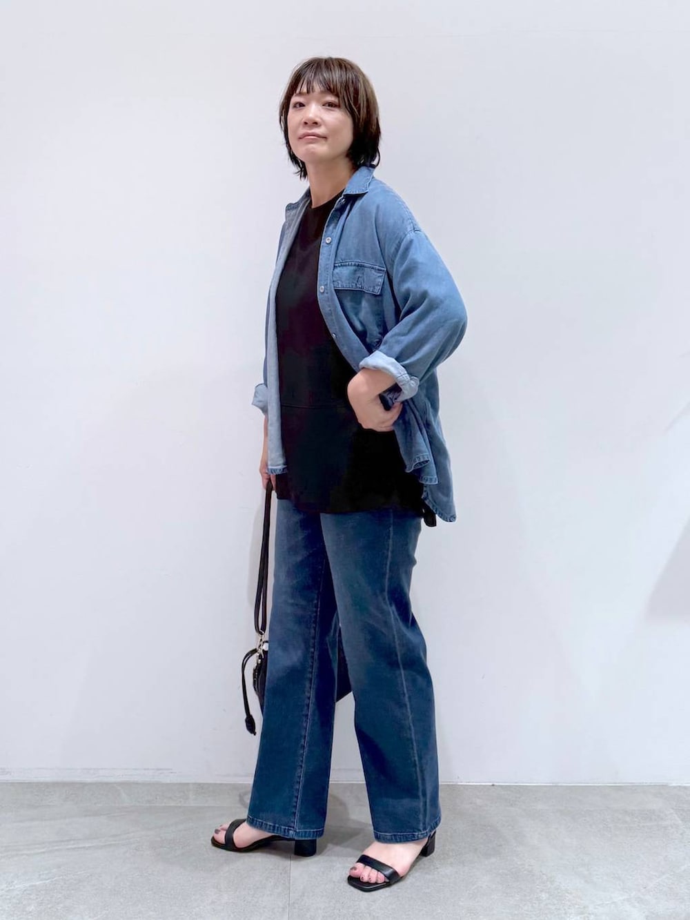 「体型カバー、着痩せ・細見え、ラフ、ドライタッチ、高触感、抗菌・防臭、軽量、シワ軽減、ウォッシャブル、バッグ、Elura、デニムパンツ、デニムシャツ、シャツ、セットアップ」｜「EluraのサラサラリラクシーTブラウス/321530（シャツ/ブラウス、ブラック系）」を使った、maturi0108さん（レディース・164cm）の夏コーディネートの3枚目の写真