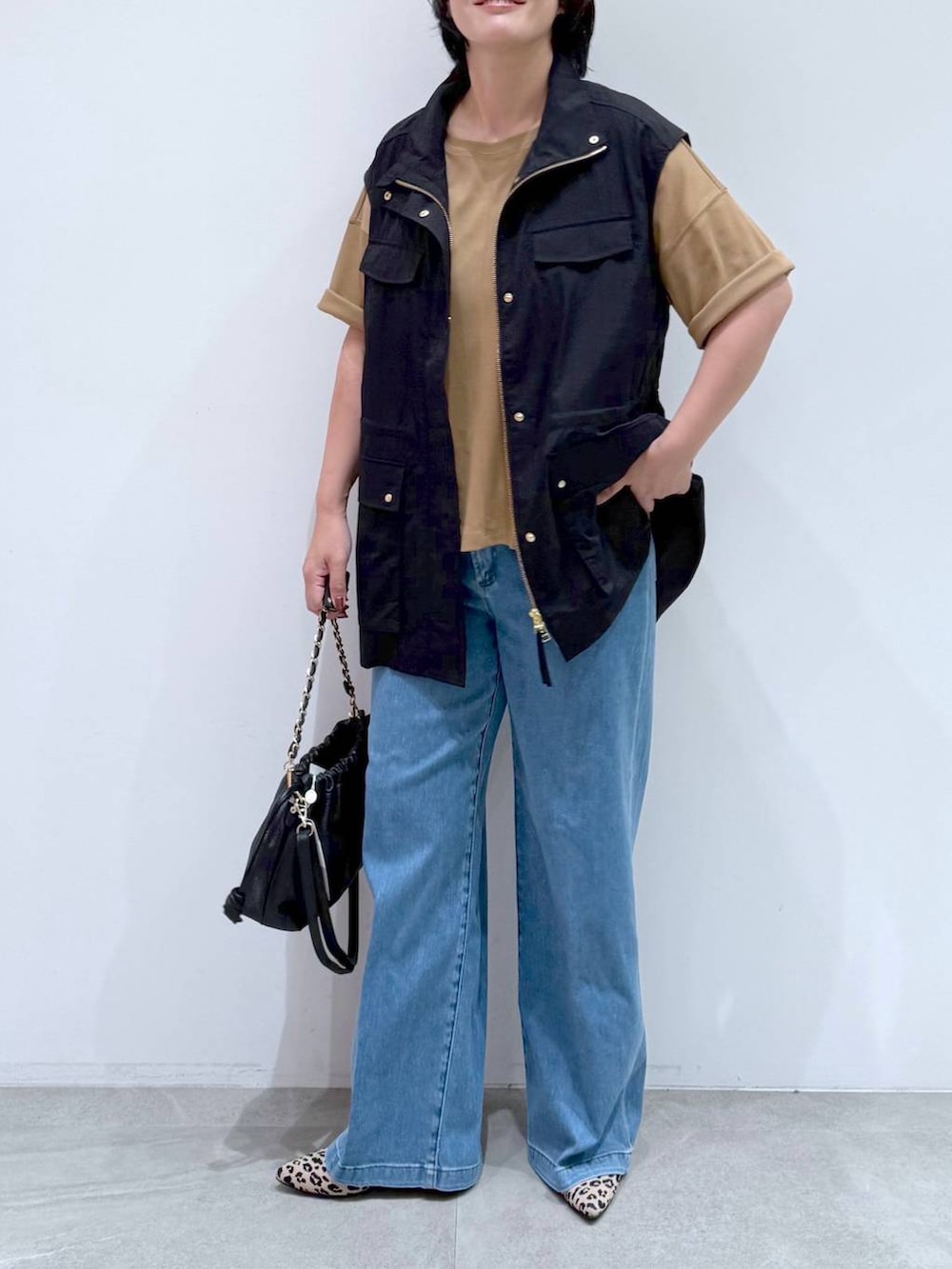 「体型カバー、着痩せ・細見え、ラフ、ドライタッチ、テーパードパンツ、バッグ、Elura、シワ軽減、ウォッシャブル、高触感、抗菌・防臭、軽量」｜「EluraのレザーギャザーBAG/451641（ハンドバッグ、ブラック系）」を使った、maturi0108さん（レディース・164cm）の夏コーディネートの3枚目の写真