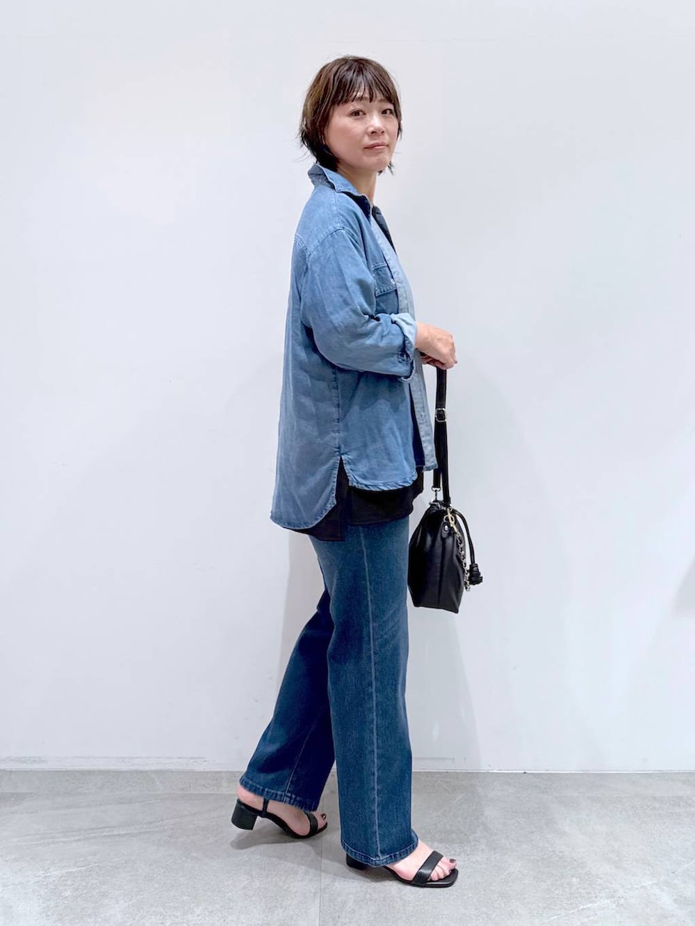 「体型カバー、着痩せ・細見え、ラフ、ドライタッチ、高触感、抗菌・防臭、軽量、シワ軽減、ウォッシャブル、バッグ、Elura、デニムパンツ、デニムシャツ、シャツ、セットアップ」｜「EluraのサラサラリラクシーTブラウス/321530（シャツ/ブラウス、ブラック系）」を使った、maturi0108さん（レディース・164cm）の夏コーディネートの7枚目の写真