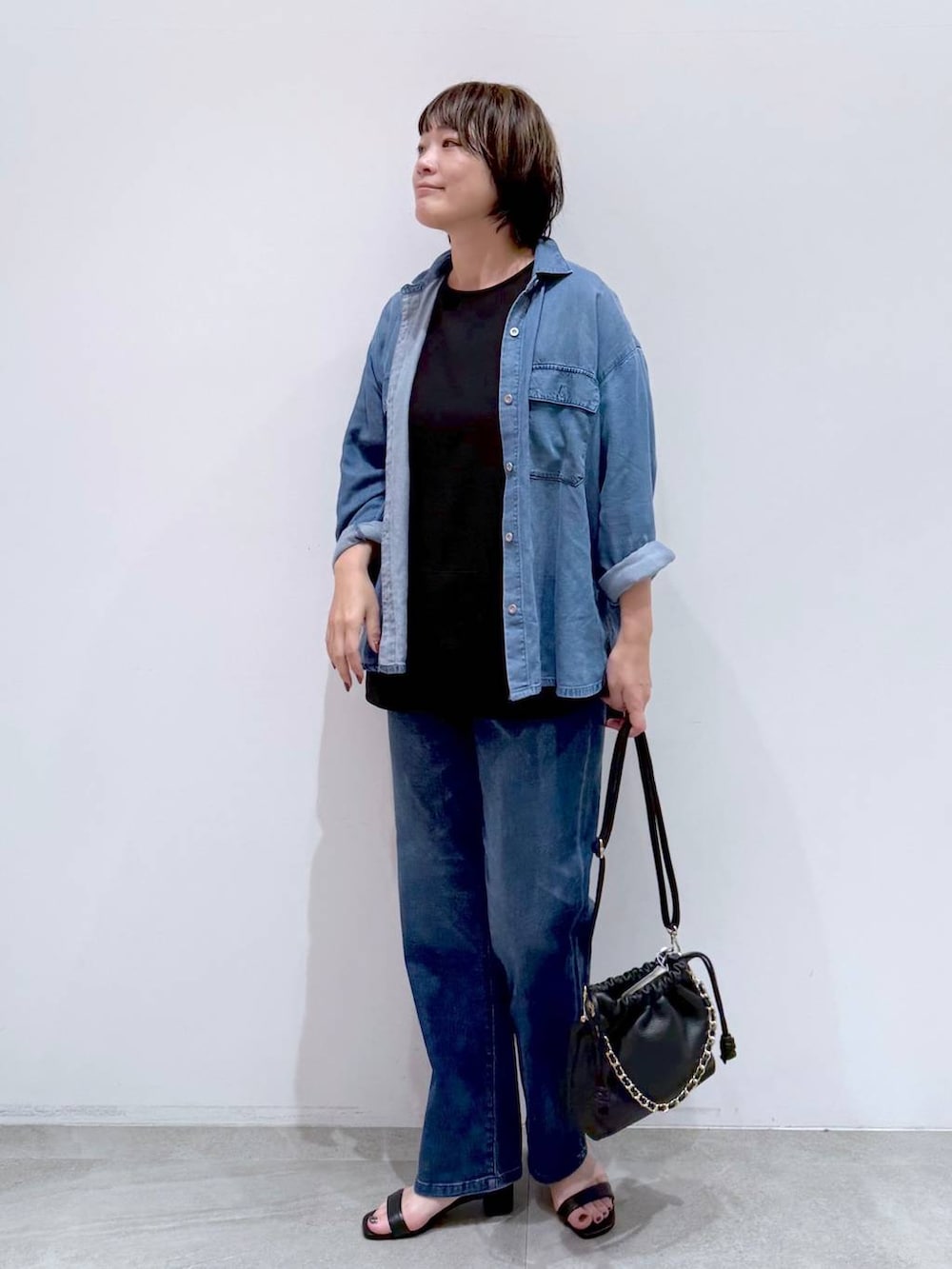 「体型カバー、着痩せ・細見え、ラフ、ドライタッチ、高触感、抗菌・防臭、軽量、シワ軽減、ウォッシャブル、バッグ、Elura、デニムパンツ、デニムシャツ、シャツ、セットアップ」｜「EluraのサラサラリラクシーTブラウス/321530（シャツ/ブラウス、ブラック系）」を使った、maturi0108さん（レディース・164cm）の夏コーディネートの9枚目の写真