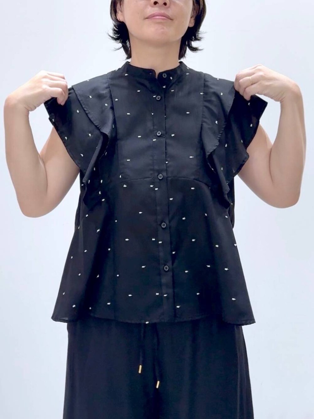 ブラック系のその他パンツ、ブラック系のその他パンツ、シルバー系のトートバッグを着用したレディースの夏コーディネートの7枚目の写真