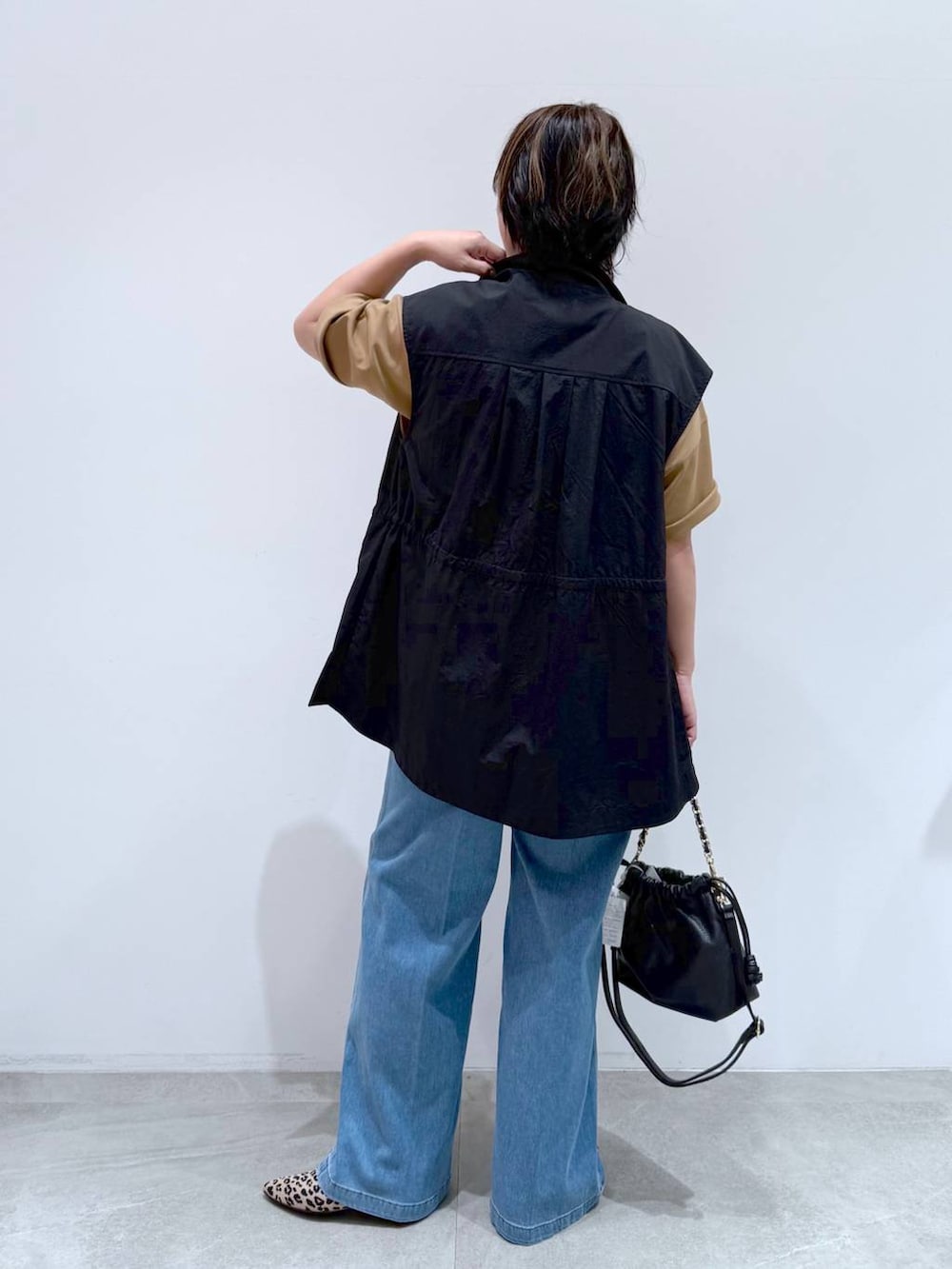 「体型カバー、着痩せ・細見え、ラフ、ドライタッチ、テーパードパンツ、バッグ、Elura、シワ軽減、ウォッシャブル、高触感、抗菌・防臭、軽量」｜「EluraのレザーギャザーBAG/451641（ハンドバッグ、ブラック系）」を使った、maturi0108さん（レディース・164cm）の夏コーディネートの7枚目の写真