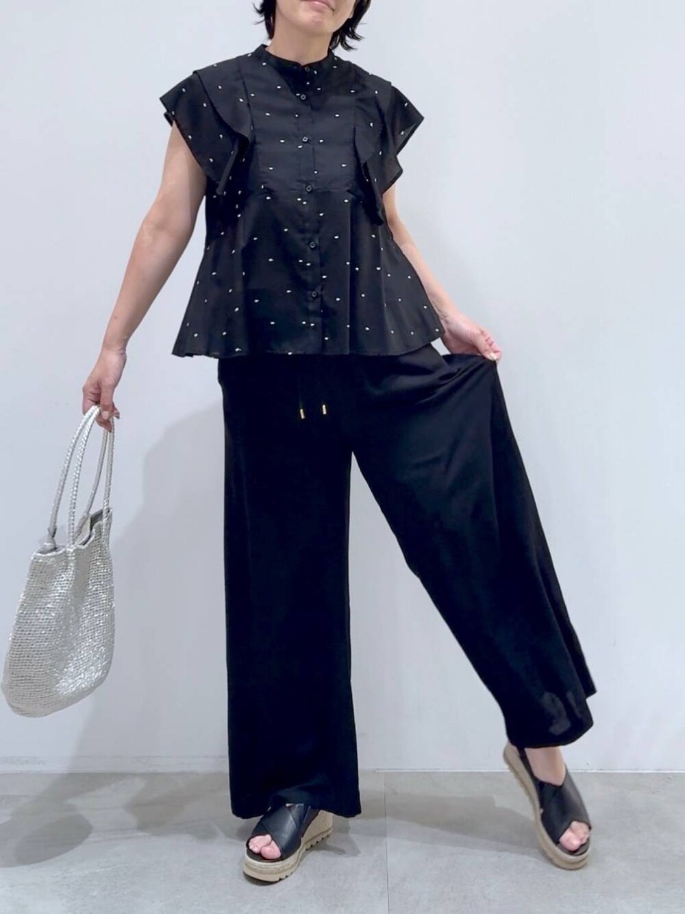 ブラック系のその他パンツ、ブラック系のその他パンツ、シルバー系のトートバッグを着用したレディースの夏コーディネートの4枚目の写真