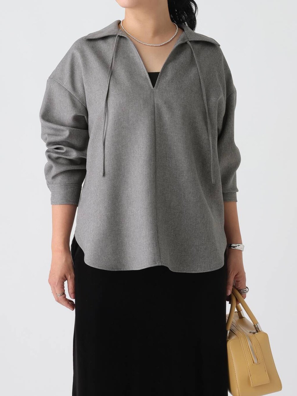 グレー系のシャツ/ブラウス、ブラック系のスカートを着用したレディースの秋コーディネートの3枚目の写真