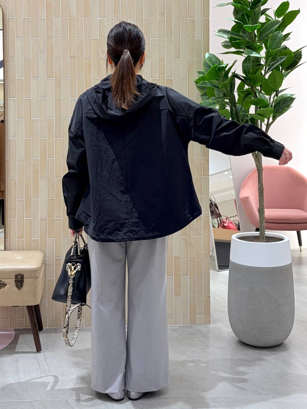 グレー系のその他パンツ、グレー系のTシャツ/カットソー、ブラック系のハンドバッグを着用したレディースの春コーディネートの4枚目の写真