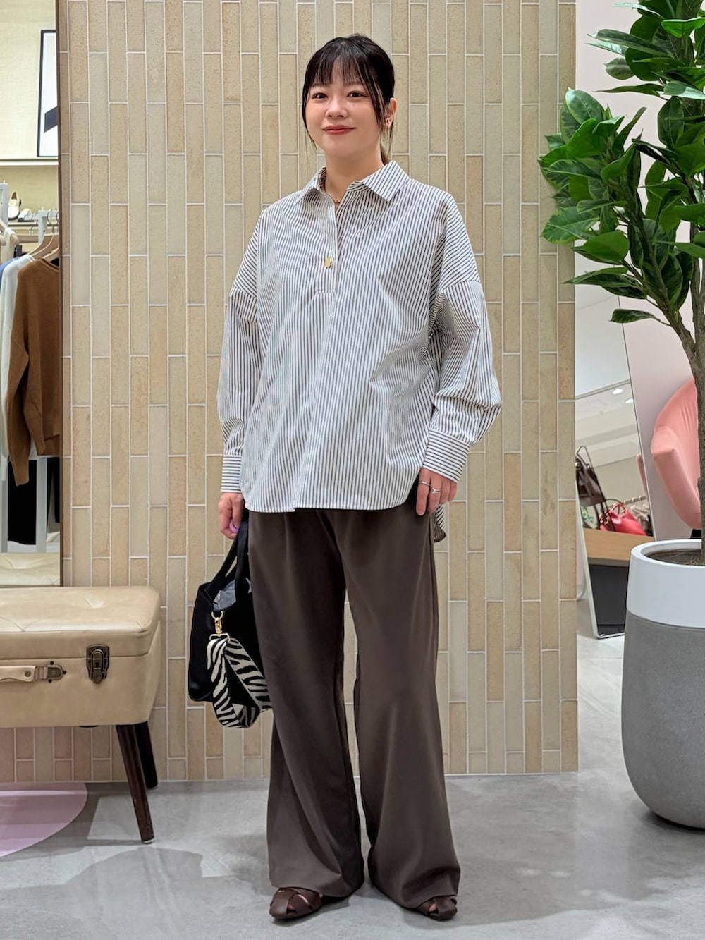 ブラウン系のその他パンツ、ブラウン系のシャツ/ブラウス、ブラック系のショルダーバッグを着用したレディースの春コーディネートの2枚目の写真