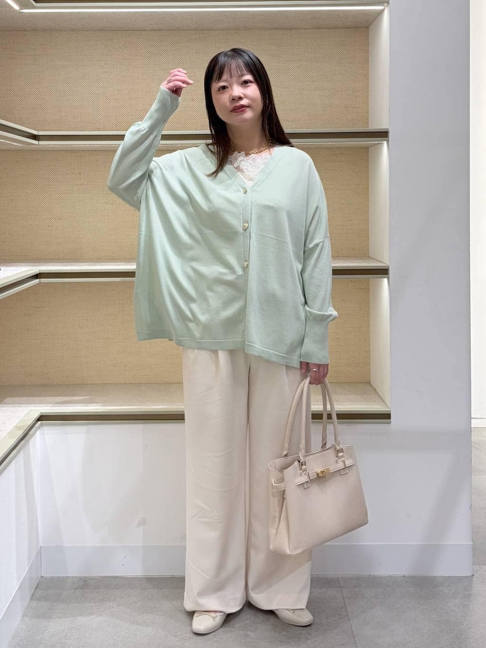 ホワイト系のその他パンツ、ホワイト系のタンクトップ、ホワイト系のハンドバッグを着用したレディースの春コーディネートの2枚目の写真