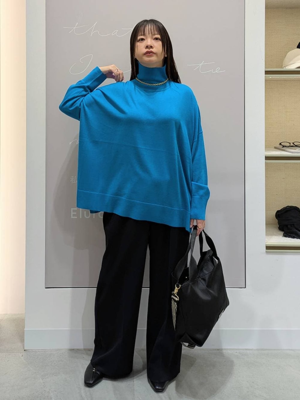 ブラック系のトートバッグ、ブルー系のその他パンツ、ブラック系のパンプスを着用したレディースの冬コーディネートの2枚目の写真