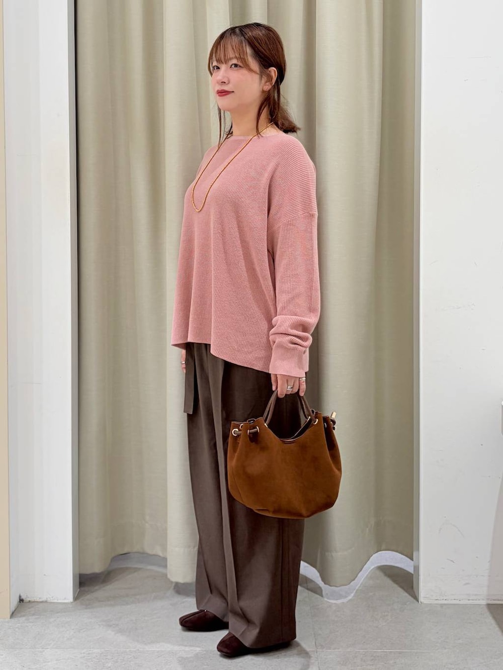 ブラウン系のその他パンツ、ピンク系のニット/セーター、ブラウン系のパンプスを着用したレディースの秋コーディネートの3枚目の写真